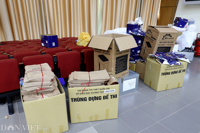 Trường ĐH Bách Khoa Hà Nội, năm nay in sao đề thi cho TP Hà Nội và tỉnh Lạng Sơn. Theo quy định của Bộ GD&ĐT, khu vực in sao đề thi được cách ly, bảo vệ 3 vòng với nguyên tắc "nội bất xuất, ngoại bất nhập".