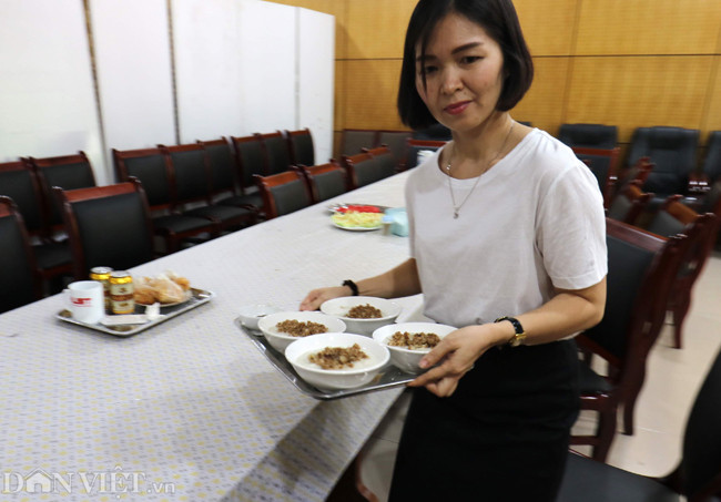 Đồ ăn được đội phục vụ ở vòng ngoài chuyển vào. Sau khi dùng bữa, chỉ có bát đĩa và thức ăn thừa được đưa ra ngoài. Toàn bộ rác thải đều phải lưu lại căn phòng này trong suốt 14 ngày.