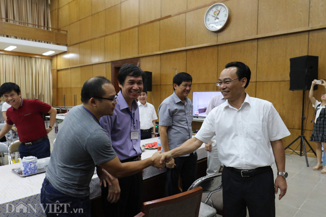 Lãnh đạo Đại học Bách Khoa Hà Nội và nhiều cơ quan khác đến chúc mừng cán bộ in sao đề thi hoàn thành nhiệm vụ.