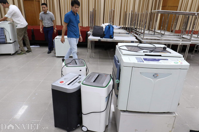 Cán bộ in sao đề thi "bị nhốt" từ ngày 14/6. Sau khi mở đề thi gốc, công việc của những người này là in sao, kiểm duyệt đề, đóng gói cho đến khi đủ lượng đề cần thiết.