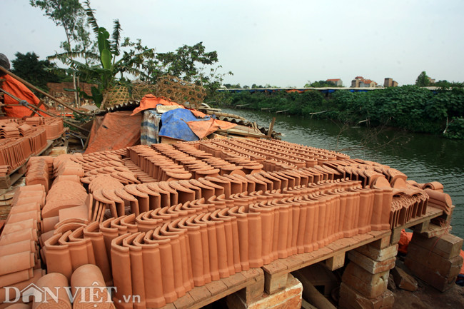 Chỉ cách gốm Bát Tràng dòng kênh Bắc Hưng Hải, nhưng làng gốm Kim Lan nức danh một thời lại không được nhiều người biết đến mặc dù Kim Lan cùng với Phù Lãng, Bát Tràng là 3 làng nghề gốm thịnh vượng nhất khu vực phía Bắc. Các sản phẩm gốm Kim Lan không quá cầu kỳ, chủ yếu phục vụ cho sinh hoạt trong cuộc sống hàng ngày. Bởi vậy, làng Kim Lan được biết đến là nơi sản xuất đồ gốm gia dụng của kinh thành Thăng Long xưa.