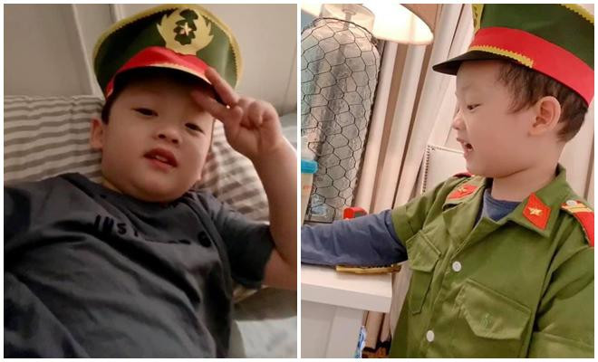 Em thích mặc đồ công an để phạt mẹ vì tội làm việc quá nhiều: "9h tối rồi, mẹ có định dừng làm việc lại để đi ngủ không đây? Lần đầu con chỉ nhắc nhở thôi nhé. Lần sau con phạt mẹ ngủ không được ôm con".