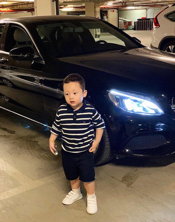 Mới 3 tuổi thôi nhưng cậu bé được hot mom họ Nguyễn đầu tư rất nhiều về thời trang đấy nhé.