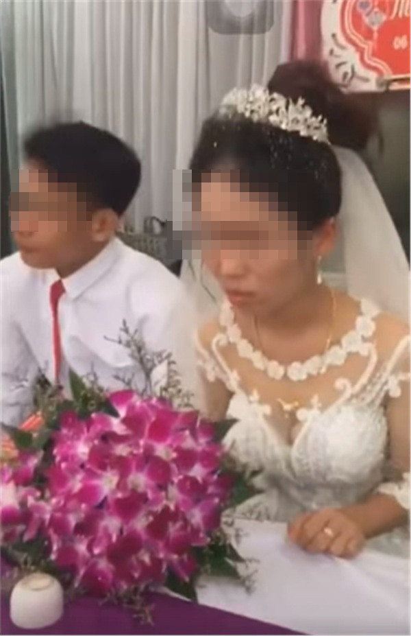 Đám cưới là ngày trọng đại trong cuộc đời mỗi cặp đôi. Bên cạnh các nghi thức cắt bánh, uống rượu,... thì khoảnh khắc tình tứ của cô dâu, chú rể trên cũng luôn là chủ đề nhận được rất nhiều quan tâm.