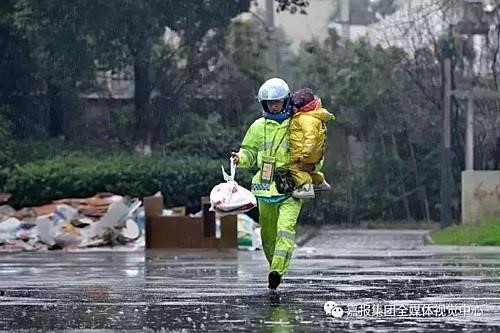 Mỗi ngày Li làm việc từ 7h đến 19h. Anh làm cho con gái một chỗ ngồi trên xe, có mái che mưa, che nắng. Vào đông lạnh, Li mặc cho con 3 bộ quần áo dày. Khi giao hàng tận nhà cho khách, anh cũng bế theo con gái, dù phải leo bộ cầu thang hay băng qua đường.
