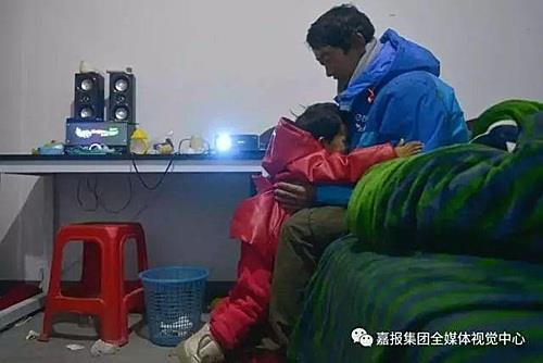 Câu chuyện của Li và con gái hiện được nhiều người chia sẻ trên mạng xã hội Trung Quốc để gây quỹ trực tuyến. Nhiều nhà hảo tâm đã giúp đỡ hai cha con. Chính quyền khu vực Li thuê trọ, hội phụ nữ, các trường cũng ngỏ ý giúp đỡ cho con gái anh tới trường và giúp Li một công việc tốt hơn.