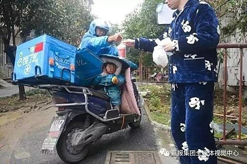 Không có đồ chơi, không giao tiếp với người khác, con gái Li luôn nấp trên xe tự chơi, tự ngủ. Khi con khóc Li sẽ cho cô bé một ổ bánh mỳ. Lúc con ngủ, anh sẽ cố gắng đi chậm lại và tránh ổ gà trên đường. Do ít tiếp xúc với mọi người, con gái 3 tuổi của anh chỉ có thể nói hai từ là "bố" và "bế".