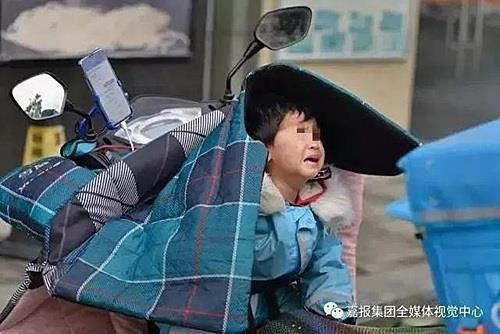 Một năm sau, vợ của Li bỏ đi để lại người chồng bị chấn thương ở tay và cô con gái nhỏ. Trong gần một năm, Li chỉ có thể ở nhà chăm sóc con gái. Đầu năm 2018, anh bắt đầu nhận việc giao hàng kiếm tiền trang trải cuộc sống.