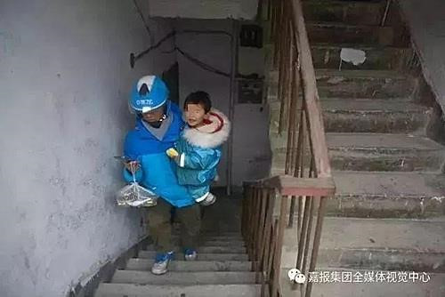 Li kể từng có lần anh phải leo nhiều tầng giao đồ ăn cho khách nên nhờ một nhân viên bán hàng trông con giúp. Khi Li quay lại người nhân viên đó nói rằng ngay từ lúc anh rời đi, con bé chỉ bám vào cửa kính, ai cho gì cũng không ăn, ai hỏi gì cũng không nói, chỉ nhìn ra ngoài chờ cha về. Li xót xa khi con phải chịu khổ vì mình.