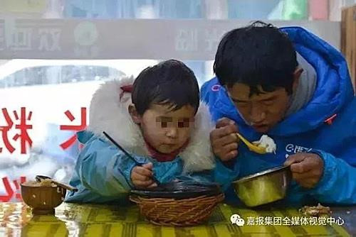 Hai cha con thường ăn trưa lúc 2-3h chiều và trở về phòng khi đã tối muộn. Lúc đó, cả hai đã kiệt sức.