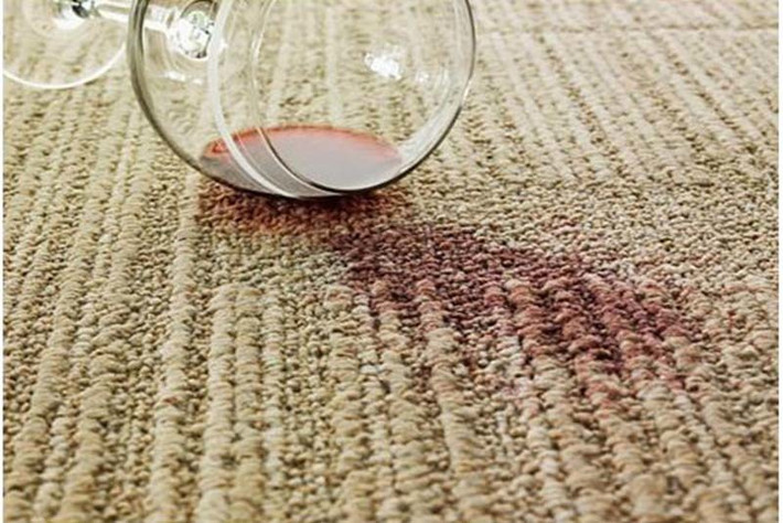 2. Thảm bẩn: Nhiều gia đình có thói quen để tấm thảm chân ngay trước cửa ra vào. Tuy nhiên, nó sẽ rất nhanh bẩn do giày dép dẫm vào. Theo phong thủy, thảm cửa có thể chặn được vận xấu ở bên ngoài và đem vận xấu trong nhà đi ra nên nó luôn phải được giữ sạch sẽ, khô ráo.