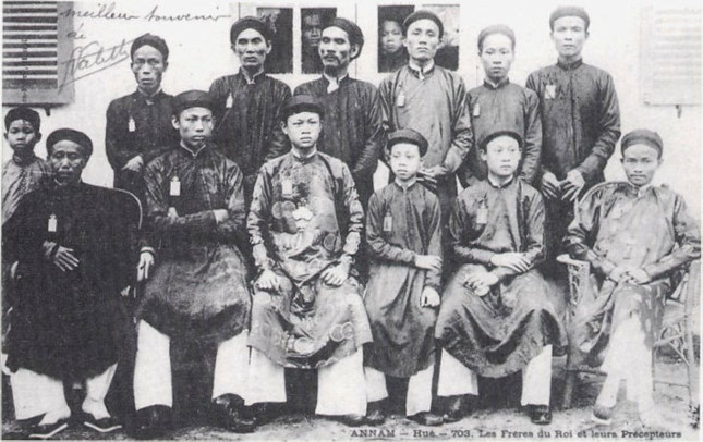 Theo sách “Chín đời chúa mười ba đời vua triều Nguyễn”, Dục Đức là vua thứ 5 của triều Nguyễn. Ông là người kế vị ngai vàng sau khi vua Tự Đức băng hà năm 1883.