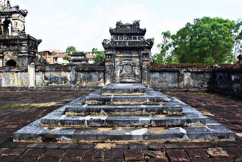 Vốn bị dị tật ở mắt, lại mắc một số tính xấu nên khi làm lễ lên ngôi, vua Dục Đức sai đại thần Trần Tiễn Thành đọc lướt một số đoạn viết không tốt về mình. Đúng ba ngày sau, 2 phụ chính đại thần Nguyễn Văn Tường và Tôn Thất Thuyết dâng biểu lên bà Từ Dũ, vạch ra 4 tội của vua, trong đó có tội cố tình sửa di chiếu của vua Tự Đức. Vậy là chỉ sau 3 ngày làm vua, chưa kịp đặt niên hiệu, Dục Đức đã trở thành kẻ trọng tội, bị đình thần phế bỏ.