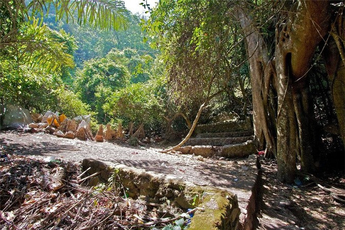 Tập tục phơi xác người chết ở Bali cũng có nét tương đồng với tục đào xác người chết, tắm rửa và đưa về thăm nhà của bộ tộc Toraja ở khu vực phía nam Sulawesi, Indonesia.
