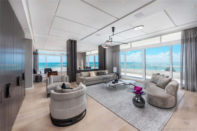 Căn hộ ở Miami này rộng hơn 436 m2, với những bức tường cửa kính bao quanh ban công có mái che cung cấp cảnh sắc đại dương bao la. Ảnh: Douglas Elliman.