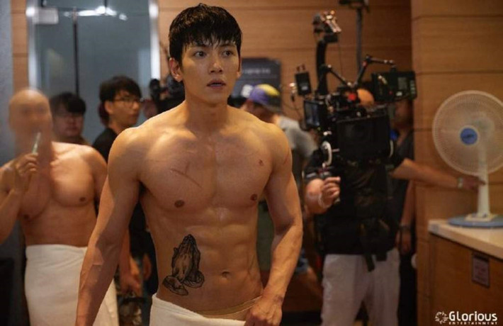 Nam diễn viên đã mất gần một ngày để hoàn thành pha đánh nhau khó nhằn trên. Xuyên suốt The K2, Ji Chang Wook còn tự mình đảm nhận nhiều pha hành động nguy hiểm khác. Tài tử sinh năm 1987 mất gần nửa năm luyện võ để nhập vai chàng cảnh vệ Kim Je Ha tài giỏi một cách mượt mà nhất.