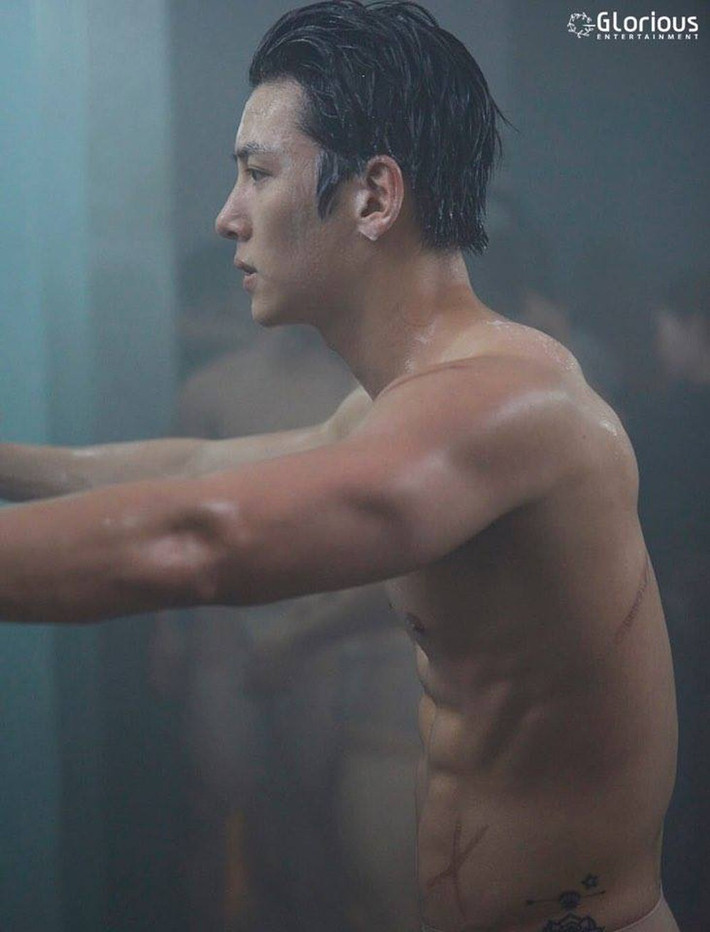 Ji Chang Wook: Trong bộ phim The K2 (Mật danh K2) của đài truyền hình cáp tvN, tài tử 32 tuổi gây bất ngờ với phân đoạn thoát y và một mình đánh gục hơn chục cảnh vệ. Tổ chế tác đã cho các diễn viên mặc đồ bảo hộ để tránh phản cảm, đồng thời, làm mờ vùng nhạy cảm của họ khi lên hình. Cảnh hành động trong nhà tắm kéo dài hơn 2 phút, được quay một cách chân thực. Ji Chang Wook đã phải “cởi” và đích thân thực hiện phân đoạn đó, không dùng người đóng thế bất chấp nền nhà tắm trơn trượt và nguy cơ chấn thương do đánh nhau trong không gian hẹp.