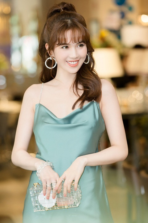 Ngọc Trinh sinh ra tại một vùng quê nghèo tỉnh Trà Vinh. Mẹ mất sớm, bố cô một mình nuôi 4 đứa con. "Nữ hoàng nội y" kể, có những lúc nhà túng thiếu tới mức không có đồ ăn, chính những người ruột thịt cũng bỏ mặc anh chị em cô. Vì gia cảnh nghèo khó, Ngọc Trinh quyết định lên Sài Gòn đi làm ở quán bar, PG xe hơi, nhân viên phục vụ trong quán bi-da và nhân viên pha chế. Cũng từ đây, cuộc đời của cô chính thức sang trang khi gặp ông bầu Khắc Tiệp.