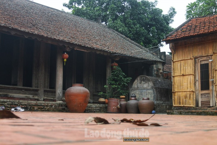 Trải qua bao thăng trầm, ngôi nhà cổ gần 400 tuổi ở Đường Lâm vẫn giữ được những nét đẹp cổ kính, đặc trưng của kiến trúc nhà truyền thống vùng Đồng bằng Bắc Bộ. Bố cục kiến trúc trong khuôn viên là hình thức liên kết giữa nhà chính và nhà phụ, thường kết cấu theo kiểu chữ Nhất, chữ Nhị, chữ Đinh và chữ Môn.