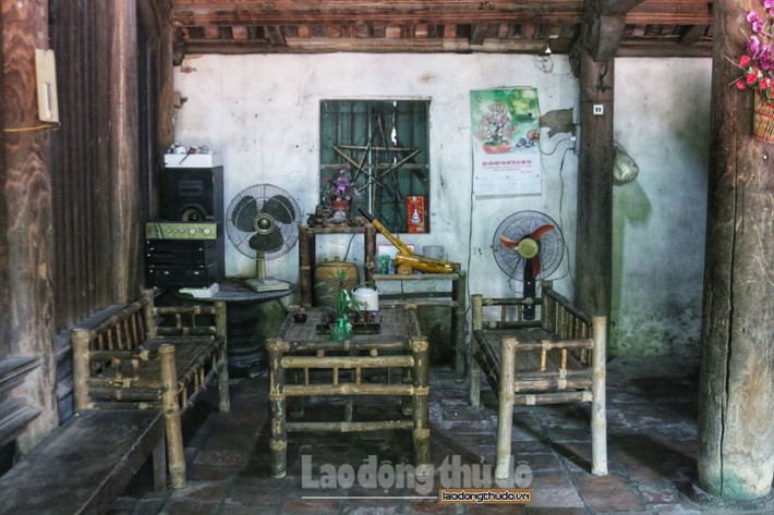 Phòng khách có bộ bàn ghế tre trở thành nơi thăm quan tiếp đón chủ yếu khách du lịch.