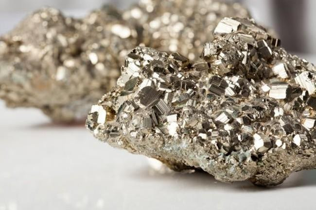 Californium 252 có giá 27 triệu USD/g (629 tỷ đồng). Nó được sử dụng trong các thiết bị tìm kiếm nước và dầu mỏ tại các giếng dầu. Dầu mỏ thường được ví như “vàng đen” nên chất đồng vị Californium có giá thế này cũng là điều đương nhiên.
