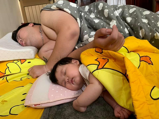 Hồng Nhung lại tỏ ra vui vẻ khi thấy dáng ngủ của con quá giống chồng mình: "Sao y bản chính là đây". Dân mạng vào thả cảm xúc haha và chúc mừng cho hạnh phúc của chủ nhân tấm hình. Ảnh: Hồng Nhung.