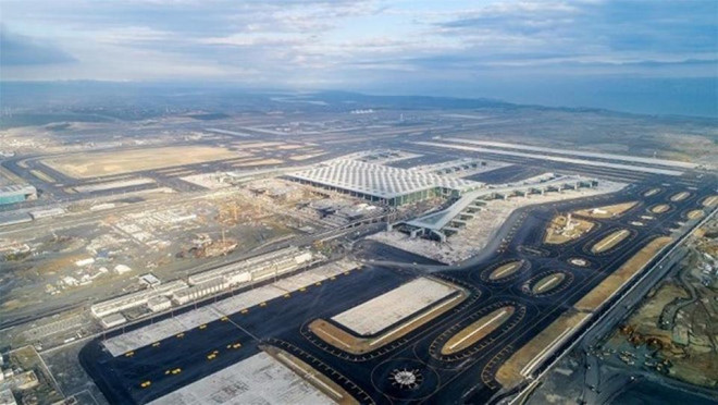 Sân bay Istanbul mới có tổng diện tích lên đến 76 triệu m2. Toàn bộ sân bay có 6 đường băng và 2 nhà ga. Trong giai đoạn đầu tiên, sân bay có thể tiếp nhận 90 triệu hành khách/năm. Dự kiến khi toàn bộ công trình được hoàn tất vào năm 2025, sân bay sẽ tiếp nhận 200 triệu hành khách mỗi năm, xử lý 2.000 chuyến bay/ngày. Khi đó, đây sẽ là sân bay lớn nhất thế tính theo lượng hành khách. Để so sánh, sân bay Hartsfield-Jackson ở Atlanta (Mỹ) hiện tiếp nhận 107 triệu hành khách/năm.