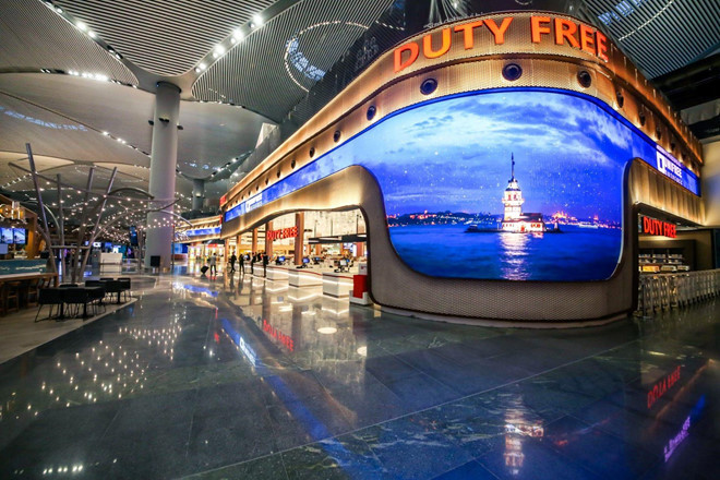 Khu vực cửa hàng miễn thuế của sân bay Istanbul mới rộng tới 55.000 m2, có thiết kế lấy cảm hứng từ eo biển Bosphorus. Khu vực này được chia thành 7 vùng, mỗi vùng mang một phong cách riêng, ví dụ như "Vườn thời trang", "Cung điện gia đình", "Bãi biển"... Các cửa hàng bán đồ phù hợp với từng vùng.