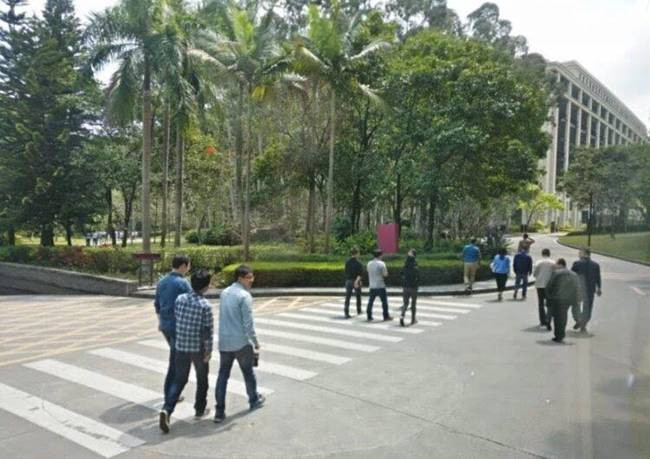 Năm nay, Huawei chuyển bộ phận nghiên cứu và phát triển sản phẩm tới khuôn viên này, Mỗi khu vực đều có căng tin riêng, phong cách kiến trúc riêng.