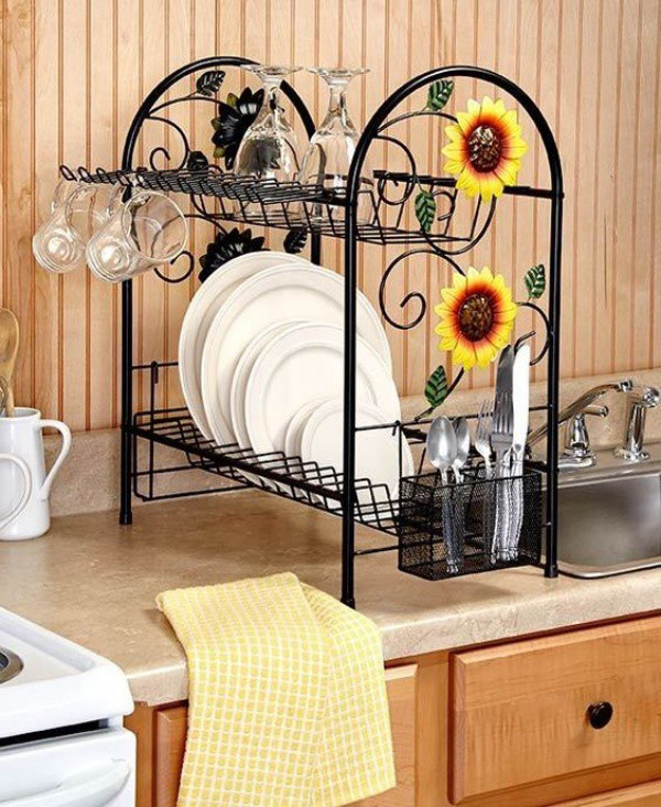 Chiếc giá đựng bát giúp căn bếp bớt đơn điệu khi có gắn thêm hình hoa hướng dương.