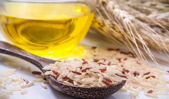 Dầu cám gạo còn có nhiều lợi ích trong việc làm đẹp như làm sáng da, giảm đốm nâu và đánh tan bọng mắt.