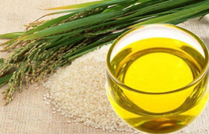 Các thành phần dưỡng ẩm trong dầu cám gạo có giúp điều trị làn da khô và các bệnh chàm bội nhiễm (eczema). Các vấn đề thường gặp ở da khô như viêm da, mẩn đỏ và nổi mụn cũng giảm đáng kể nhờ dầu cám gạo.