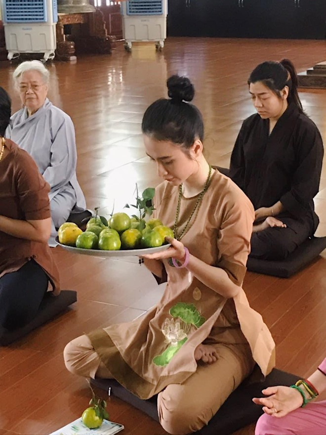 Tuy nhiên, gần 1 năm trở lại đây Angela Phương Trinh khiến nhiều người ngỡ ngàng với hình ảnh kín đáo, mộc mạc. Sau thời gian "nổi loạn", người đẹp sinh năm 1995 khoe vẻ đẹp nhẹ nhàng, thanh thoát trong những bộ đồ phật tử, ăn chay, tụng kinh. Việc thay đổi 180 độ từ nghiện khoe thân sang lối sống giản dị của Angela Phương Trinh nhận được những phản hồi tích cực.