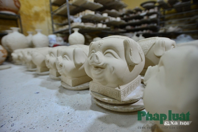 Kỳ Linh Kỷ Hợi - Tích Phúc Vô Cương” được chế tác theo phương pháp thủ công truyền thống, thuận theo năm yếu tố ngũ hành bản mệnh “Kim - Mộc - Thủy - Hỏa -Thổ”.