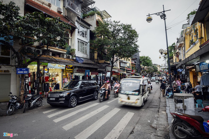 Phồ Hàng Đào (phường Hàng Đào, Hoàn Kiếm, Hà Nội) được đánh giá là rất thuận tiện cho việc buôn bán các mặt hàng như quần áo, đồng hồ thời trang. Tuy nhiên, không có nhiều thông tin về việc mua bán bất động sản trên tuyến phố này, thay vào đó các ngôi nhà mặt tiền thường được cho thuê với giá từ 180 triệu - 220 triệu đồng/ tháng.