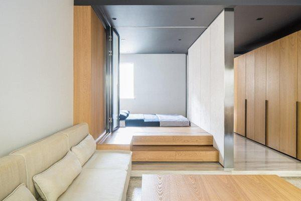 Căn hộ có diện tích 50m2 nằm ở trung tâm Thượng Hải, Trung Quốc. Chủ nhà chia sẻ, để tìm một chung cư có giá cả phải chăng ở trung tâm không phải dễ dàng. Trong trường hợp này, chủ nhà chấp nhận mua căn hộ có ánh sáng ban ngày yếu, nhưng ở vị trí đẹp và sau đó sẽ sửa sang lại.