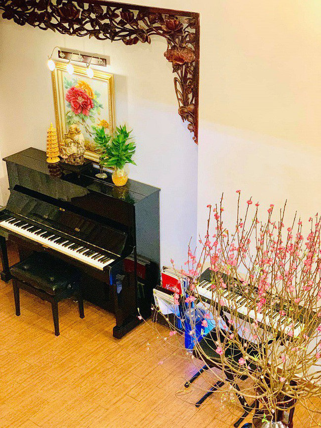 Thúy Nga rất giỏi chơi đàn và chị cũng cho con gái học đàn, bên cạnh môn vẽ mà Nguyệt Cát rất thích.