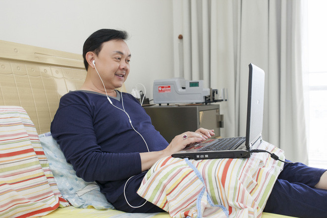 Phòng ngủ của danh hài khá... rực rỡ. Từ gối, chăn tới đệm, rèm đều dùng những gam màu tươi sáng. Thế nên, căn phòng dù chẳng có nhiều đồ đạc nhưng vẫn khá bắt mắt và tươi trẻ. Đặc biệt trong phòng ngủ của anh có hẳn một máy đếm tiền. Bởi sở thích duy nhất của anh chính là cất trữ tiền rồi lâu lâu lôi ra đếm chơi. Điều khiến người ta vừa khâm phục vừa hâm mộ anh chính là việc trưng để vợ thỏa thích trưng bày hình ảnh của mình trong nhà.