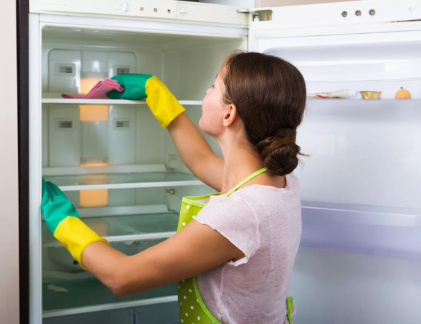 Tủ lạnh Baking soda giúp giảm mùi đáng kể trong tủi lạnh vì vậy đừng ngại rắc baking soda ở ngăn dưới cùng và chờ đợi kết quả nhé. Ngoài ra, baking soda cũng có thể được sử dụng để loại bỏ vết bẩn trong tủ lạnh.