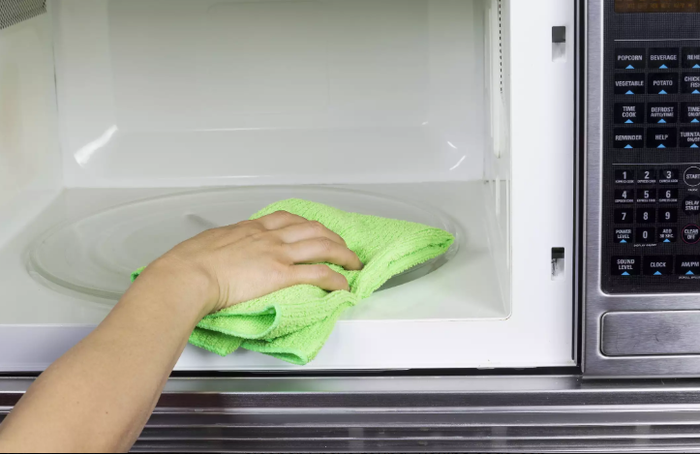 Lò vi sóng Baking soda là một nguyên liệu tuyệt vời để làm sạch lò vi sóng cũng như xử lý dầu mỡ, mùi hôi và các vết bẩn. Baking soda sẽ làm nên điều kỳ diệu ở bên trong lò vi sóng và bạn sẽ không phải lo lắng về dư lượng hóa chất.