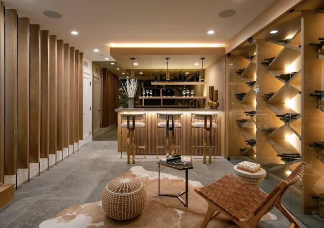 Quầy bar nổi bật với tấm gương bằng đồng và đặt dưới hầm rượu được kiểm soát ánh sáng, nhiệt độ một cách chặt chẽ. Ảnh: Jim Bartsch.