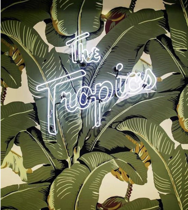 Ngôi nhà được người chủ trước đặt tên the Tropics (vùng nhiệt đới). Nó được miêu tả như sự kết hợp giữa Hollywood cổ xưa quyến rũ và nhịp sống đương đại của California. Ảnh: Jim Bartsch.