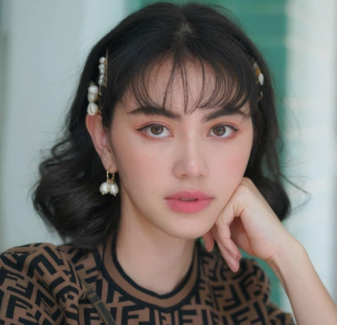Mai Davika từng gây ấn tượng với người hâm mộ Việt Nam khi xuất hiện trong MV "Chạy ngay đi" của nam ca sĩ Sơn Tùng M-TP. Cô sở hữu gần 9,3 triệu lượt theo dõi trên Instagram.