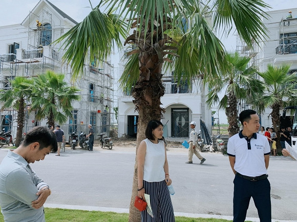 Kỳ Hân đưa mẹ chồng đến thăm căn hộ đang hoàn thiện.