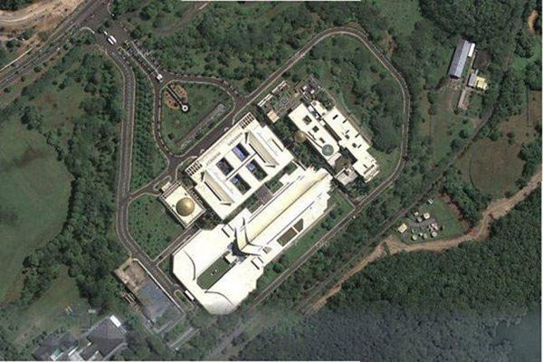 Cung điện Istana Nurul Iman là nơi ở của Quốc vương Brunei Hassanal Bolkiah. Đây là cung điện lớn nhất thế giới, đồ sộ hơn nhiều lần so với cung điện Versailles và Cung điện Buckingham.