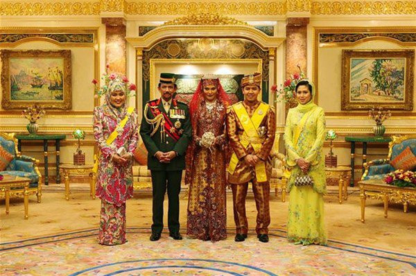 Gia đình Quốc vương Brunei trong cung điện.