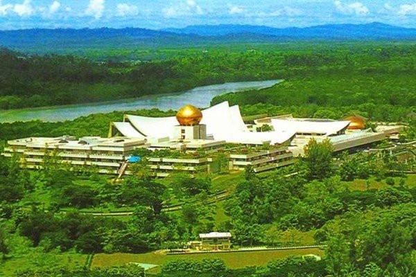 Cung điện có 5 bể bơi, 250 phòng tắm và chỗ đỗ trực thăng. Cung điện có 564 đèn chùm trang trí, 51.000 bóng đèn, 44 cầu thang và 18 thang máy. Hơn 1 tỷ USD được chi để xây dựng cung điện trong 2 năm .