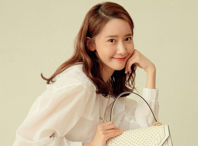Không chỉ nhận được "cơn mưa lời khen" về nhan sắc trẻ trung, Yoona còn được dân mạng Hàn đánh giá cao cách ăn mặc. Một tài khoản viết: "Đúng là đẹp từ đầu tới chân. Trang phục sáng màu làm Yoona trông trẻ ra, còn trang phục tối màu lại làm cô nàng trông sang chảnh và quyến rũ". Ảnh: Celeb Mafia.