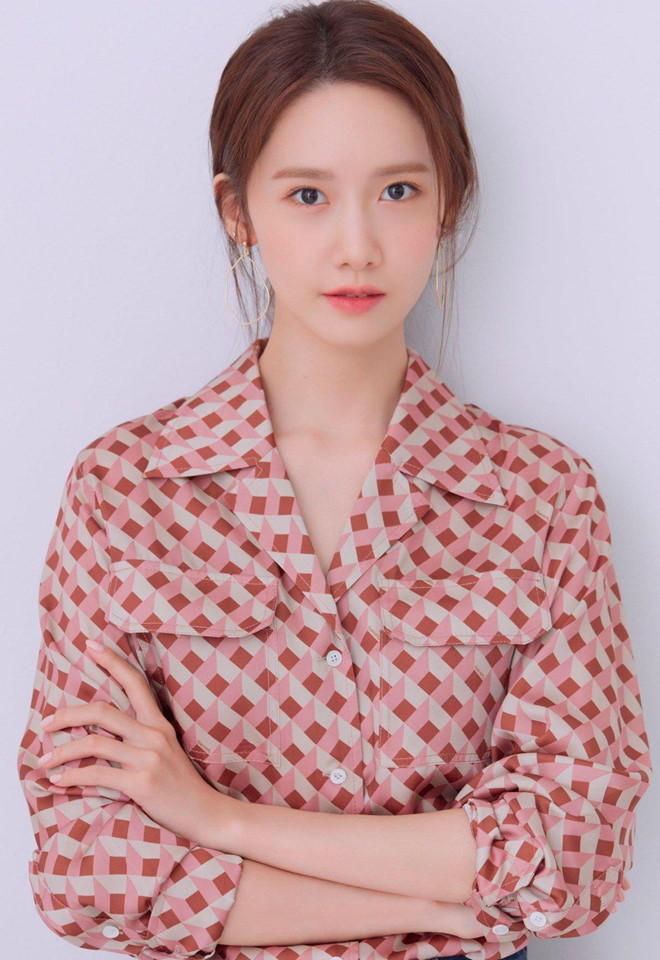 Nữ idol xinh đẹp từng chia sẻ với mọi người bí quyết để làn da luôn trắng mịn, khỏe khoắn và ít nếp nhăn. Yoona cho biết tẩy trang là bước không thể thiếu trong quy trình dưỡng da. Ngoài ra, việc chườm khăn ấm lên mặt trước khi thực hiện các bước thoa kem dưỡng cũng giúp da mặt đẹp hơn. Ảnh: theqoo.