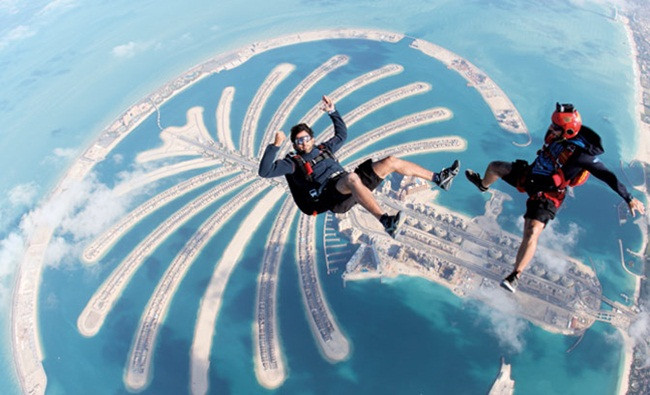 Thái tử Sheikh Hamdan nhảy dù phía trên đảo nhân tạo hình cây cọ ở Dubai.